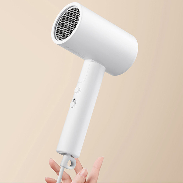 سشوار مسافرتی 1600 وات میجیا مدل H101، موتور AC، وزن 500 گرم، دارای سری متمرکزکننده باریک با ویژگی صافکنندگی، حجمدهندگی، با قابلیت باد سرد